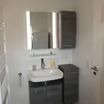 6 Personen Mit Zwei Duschen Und Toiletten, Sauna, Whirlpool Und Kaminofen In