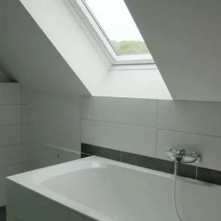 Hébergement de vacances 6 Personen Mit Zwei Duschen Und Toiletten, Sauna, Whirlpool Und Kaminofen In *