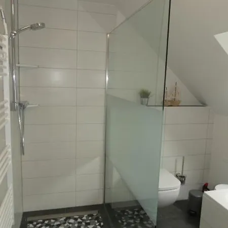 6 Personen Mit Zwei Duschen Und Toiletten, Sauna, Whirlpool Und Kaminofen In