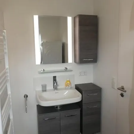 6 Personen Mit Zwei Duschen Und Toiletten, Sauna, Whirlpool Und Kaminofen In