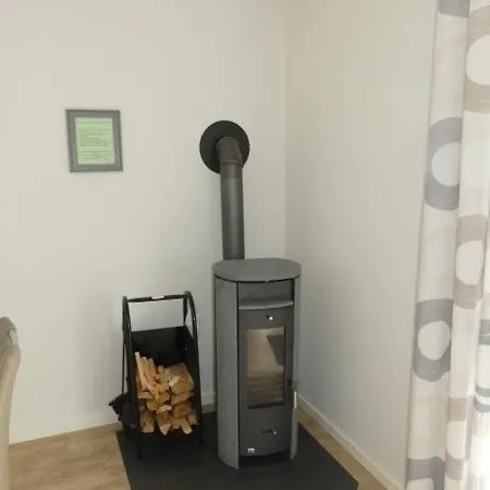 6 Personen Mit Zwei Duschen Und Toiletten, Sauna, Whirlpool Und Kaminofen In *