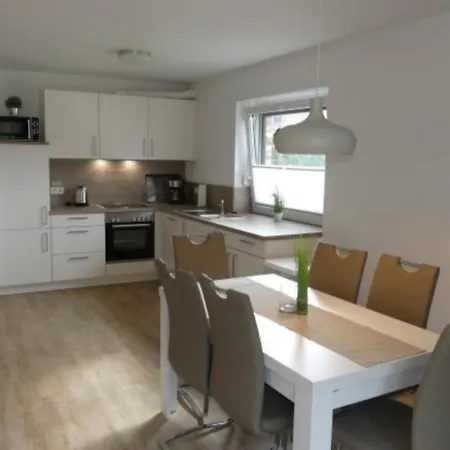 Dom wakacyjny 6 Personen Mit Zwei Duschen Und Toiletten, Sauna, Whirlpool Und Kaminofen In *