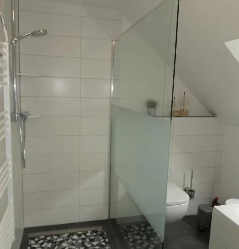 6 Personen Mit Zwei Duschen Und Toiletten, Sauna, Whirlpool Und Kaminofen In