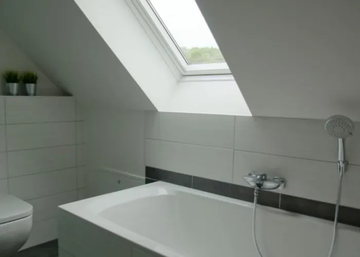 Ferienhaus 6 Personen Mit Zwei Duschen Und Toiletten, Sauna, Whirlpool Und Kaminofen In