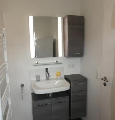 6 Personen Mit Zwei Duschen Und Toiletten, Sauna, Whirlpool Und Kaminofen In