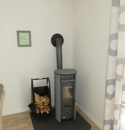 6 Personen Mit Zwei Duschen Und Toiletten, Sauna, Whirlpool Und Kaminofen In *